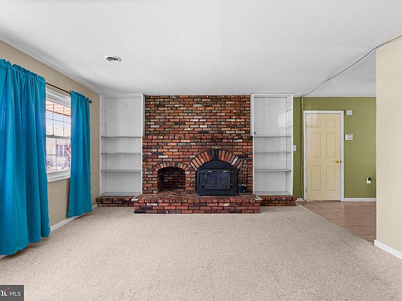 5th image of 10 N Meadow Dr