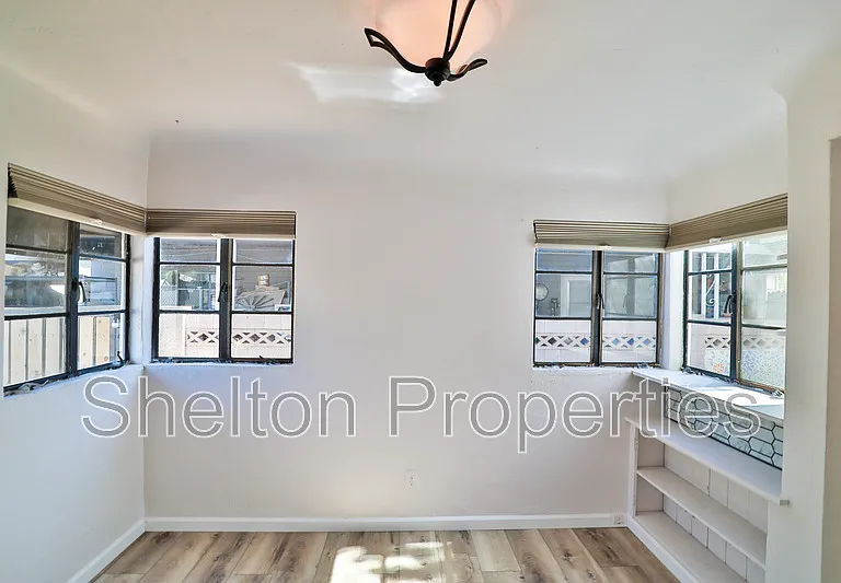 1802 N Laurel Ave — Photo 12