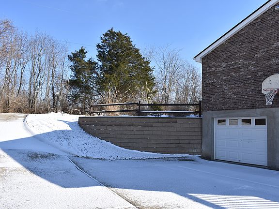 4th image of 122 Carriage Park Dr