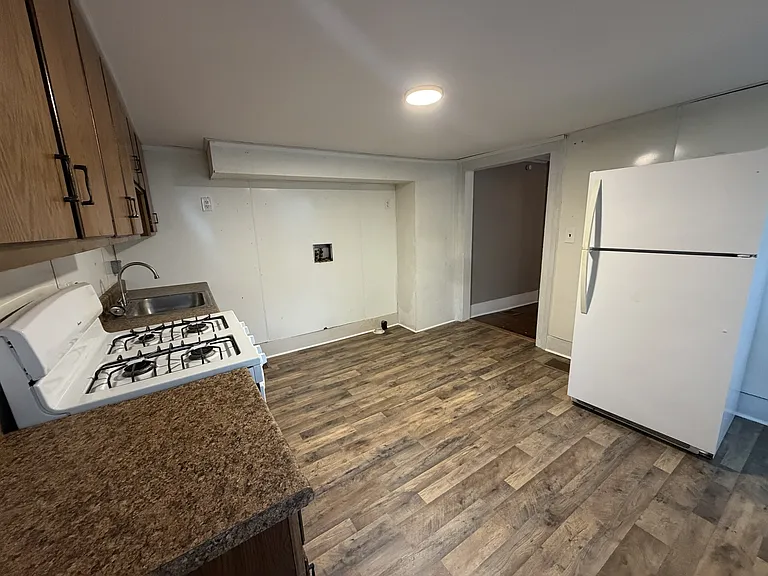 213 Clinton St — Photo 6