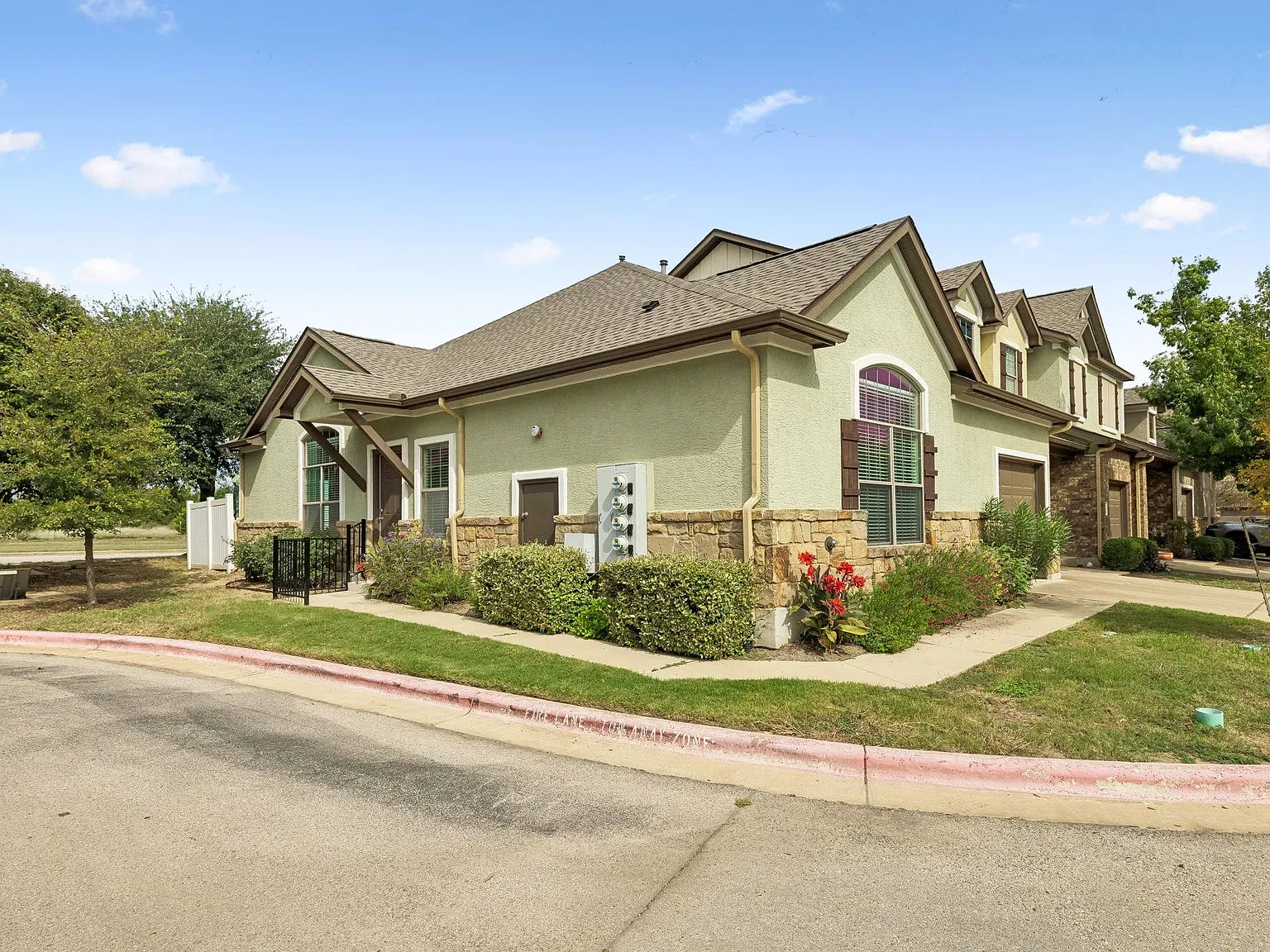 3 bed, 2.0 bath, 1330 sqft, $2,150 — Photo 2