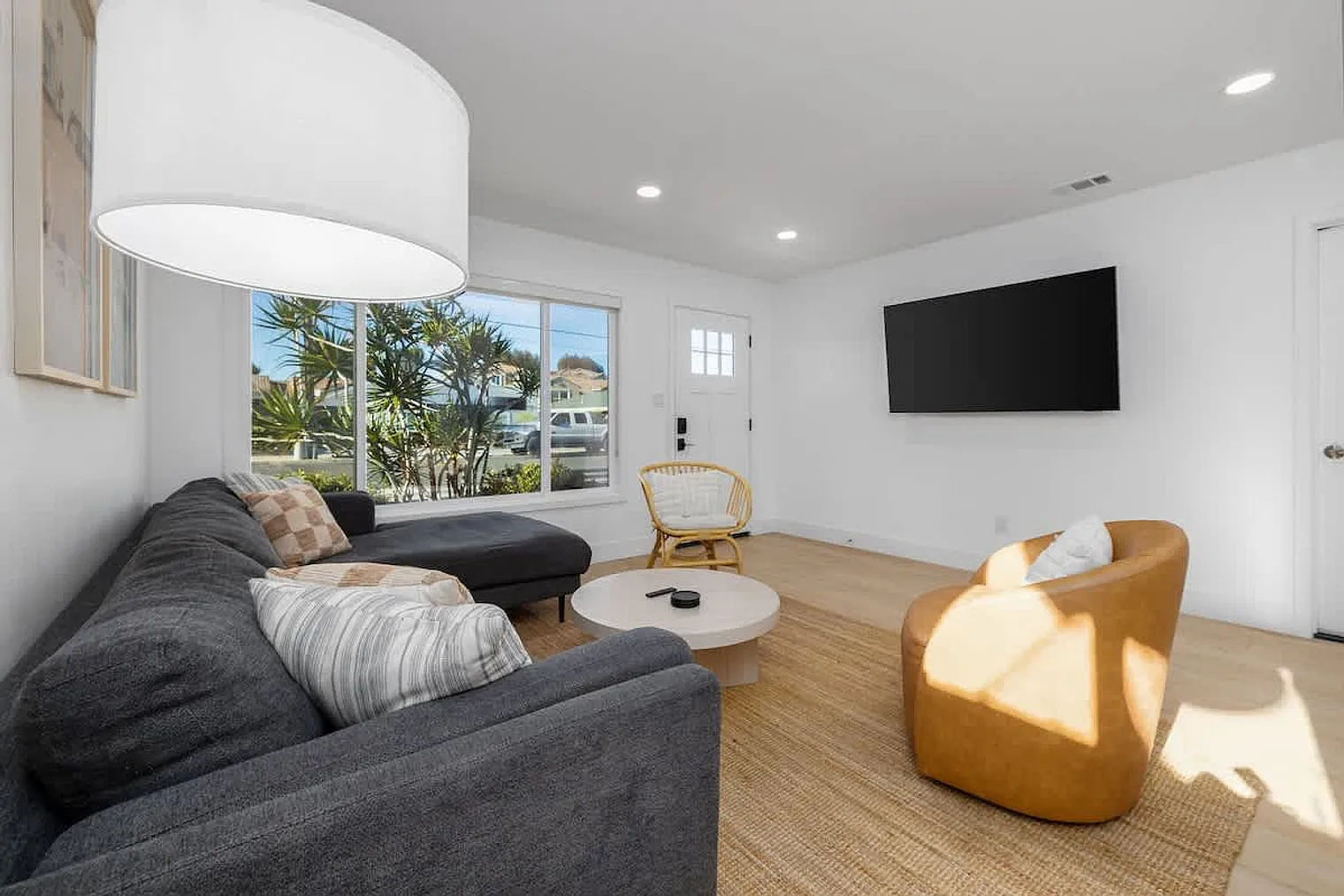2 bed, 1.0 bath, 1237 sqft, $6,558 — Photo 3
