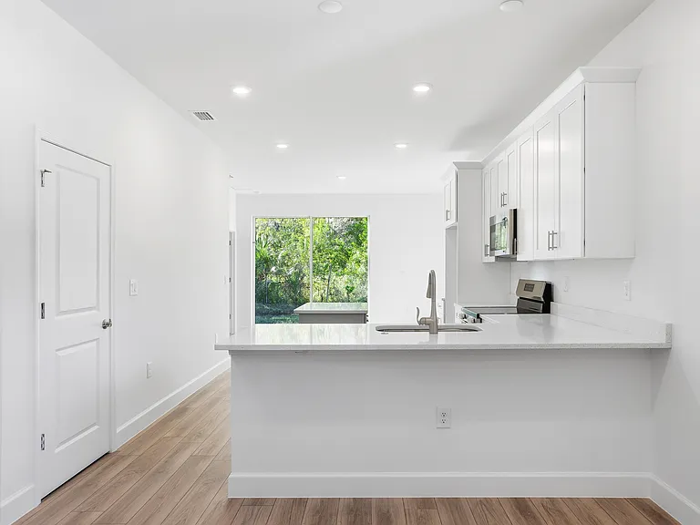 1209 W 15th St — Photo 23