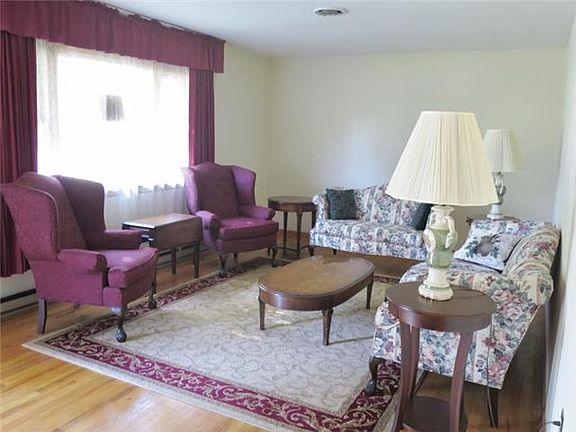 Living Room w Hardwood Floor