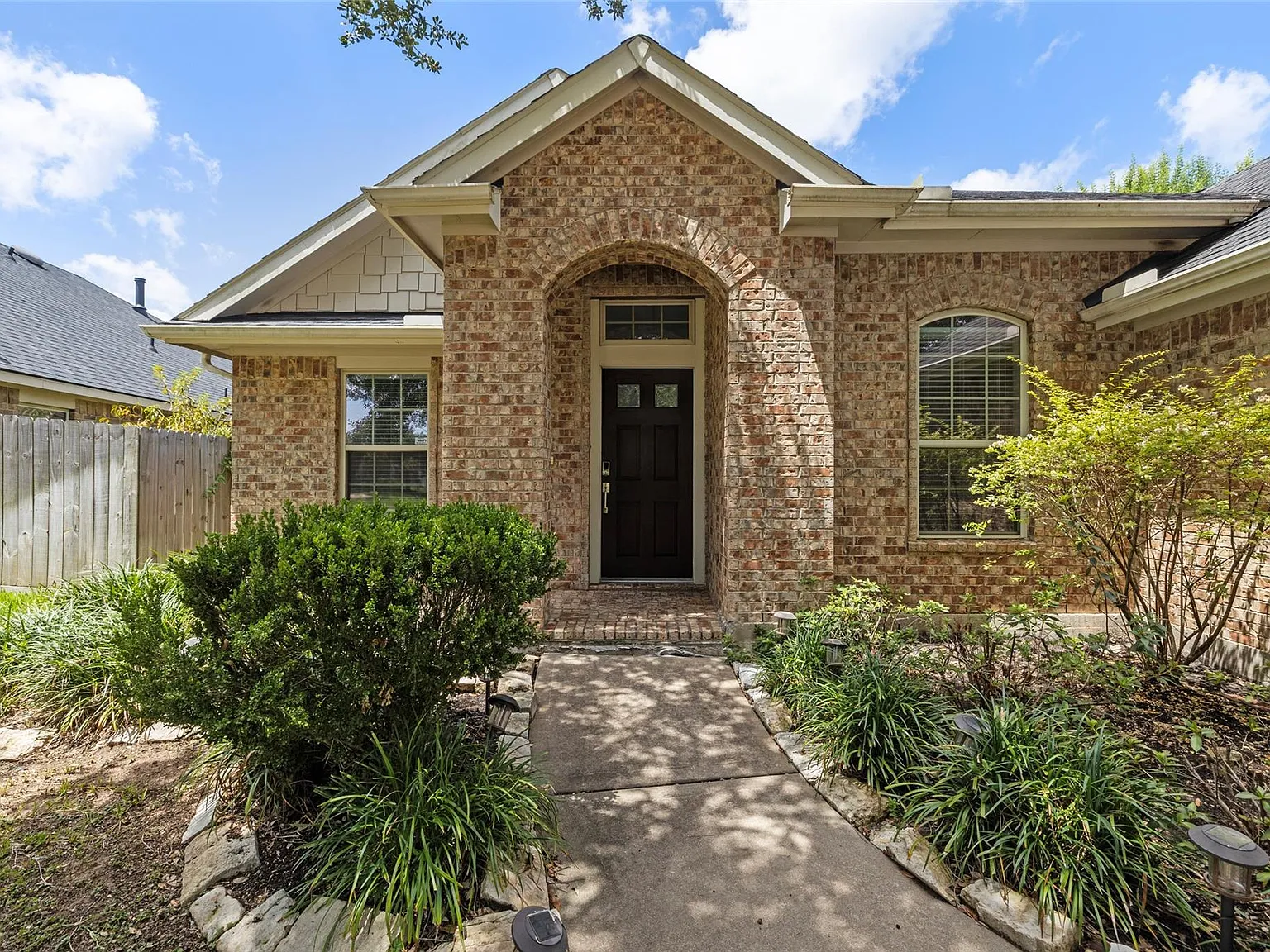 3 bed, 2.0 bath, 2044 sqft, $2,300 — Photo 2