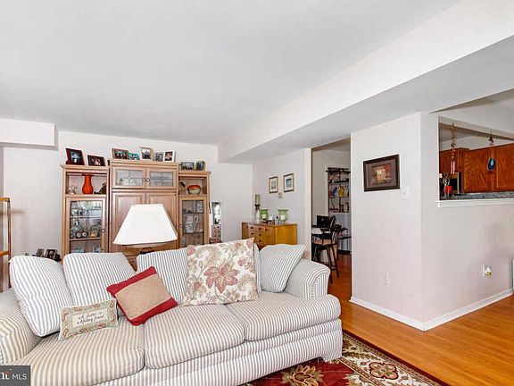 5th image of 102 Woodlake Dr