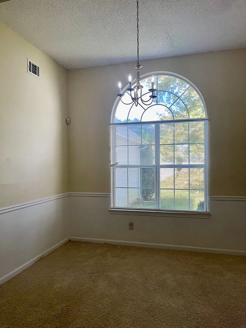 Spacious 3 Bed/2 Bath Ranch in on Quiet Well Kept Street!! — Photo 4
