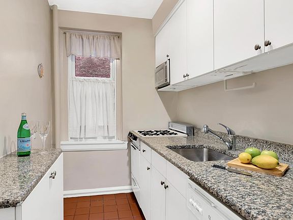 3rd image of 135 E 39th St APT 2D