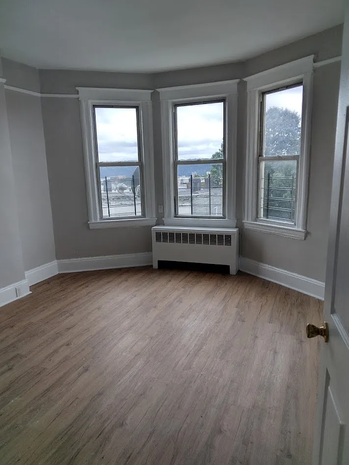 3 bed, 1000 sqft, $2,600 — Photo 1