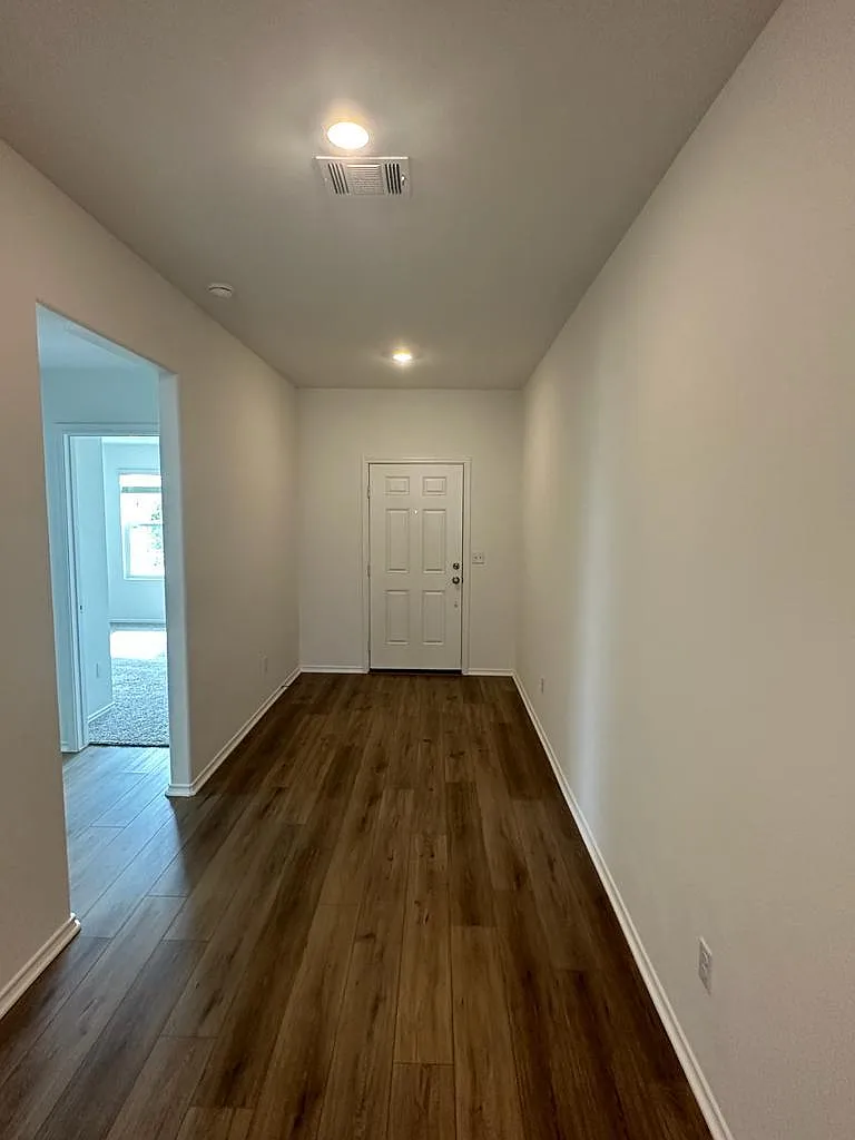 4 bed, 2356 sqft, $2,599 — Photo 4