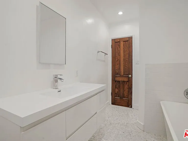 644 S Dunsmuir Ave — Photo 8