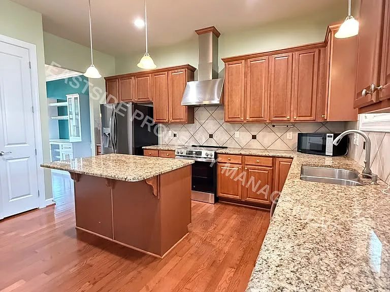 2373 Rainy Lake St — Photo 3