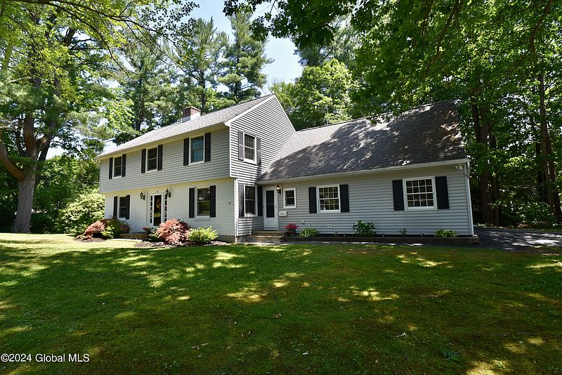 2nd image of 65 W St Stephens Lane