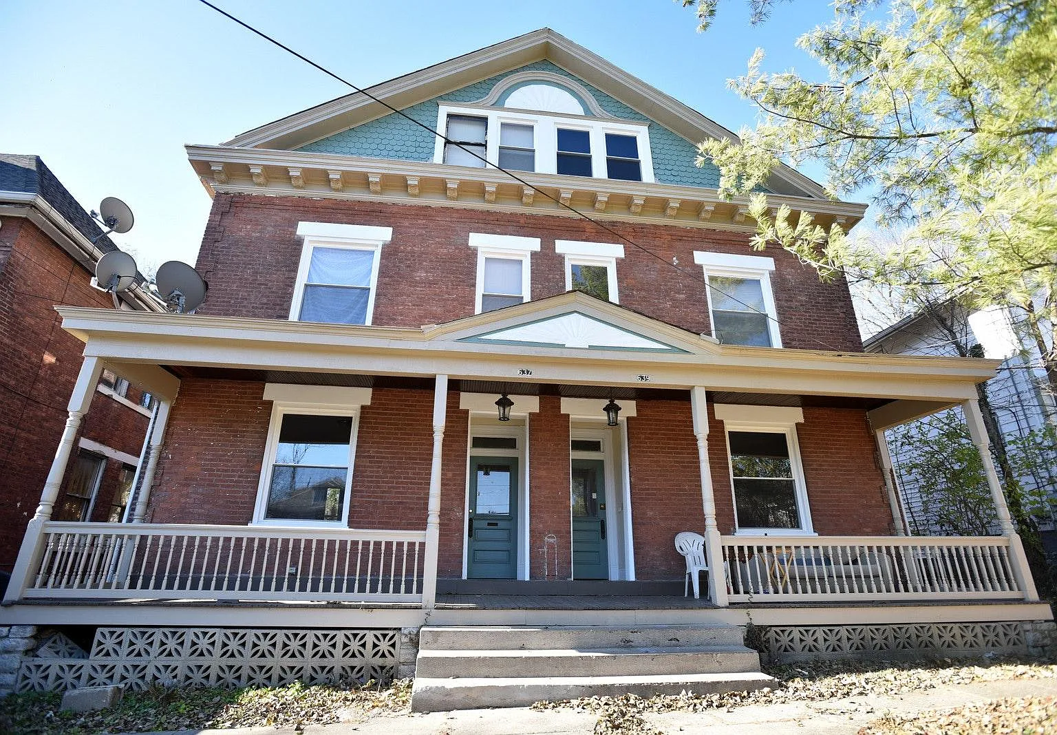 3 bed, 1000 sqft, $1,350 — Photo 1