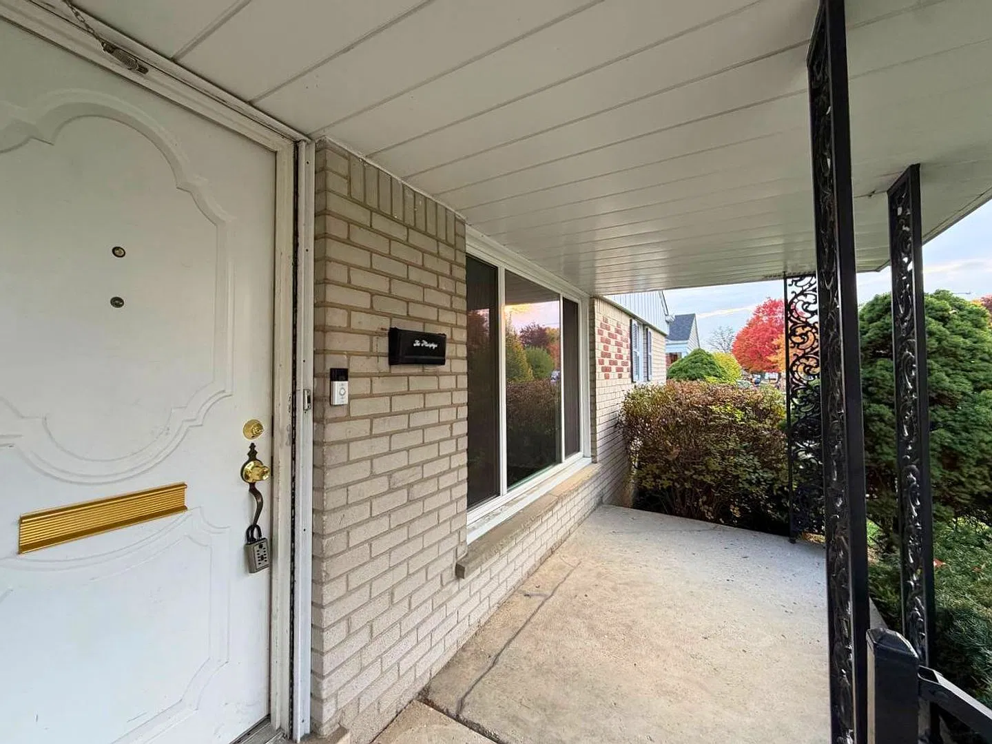 Beautiful 3-Bedroom Ranch with Fenced Yard & 2-Car Garage in Livonia! — Photo 4