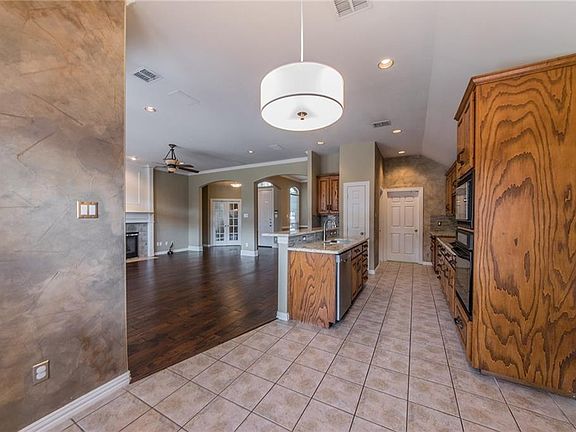 5th image of 2210 Frio Dr