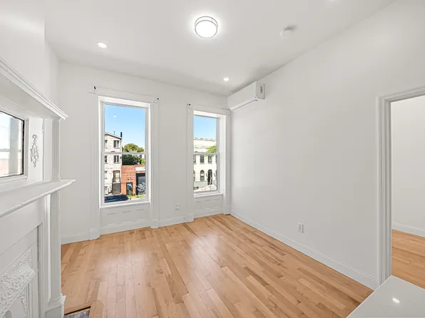 710 Lexington Avenue image 1 of 18