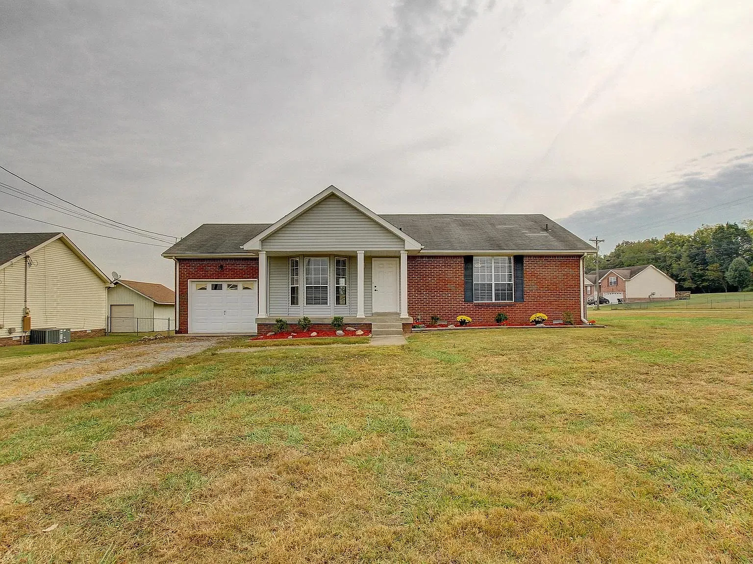 3 bed, 1264 sqft, $1,690 — Photo 1