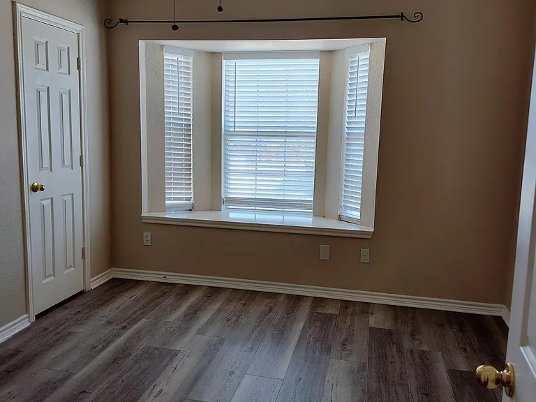 8001 Case Dr — Photo 63