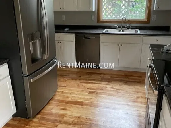 118 Grove St APT 2, Bangor, ME 04401