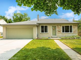 32712 Columbus Dr, Warren, MI 48088