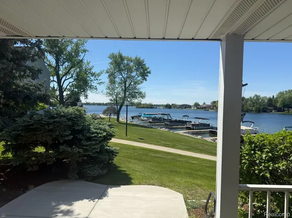 3553 Port Cove Dr APT 34, Waterford, MI 48328