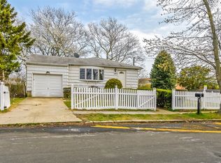393 Robbins St, Lindenhurst, NY 11757