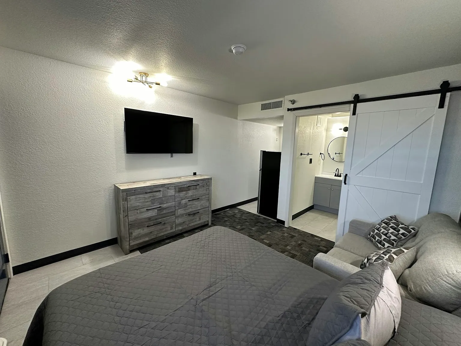 620 Latrobe Avenue, Unit Studio — Photo 3