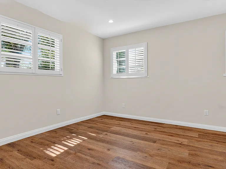 4711 Tyrone Ave — Photo 43