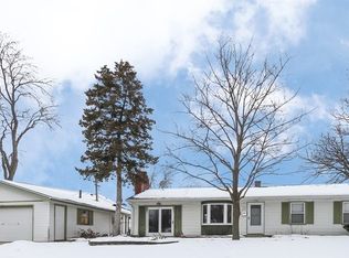 702 Woodland Heights Blvd, Streamwood, IL 60107