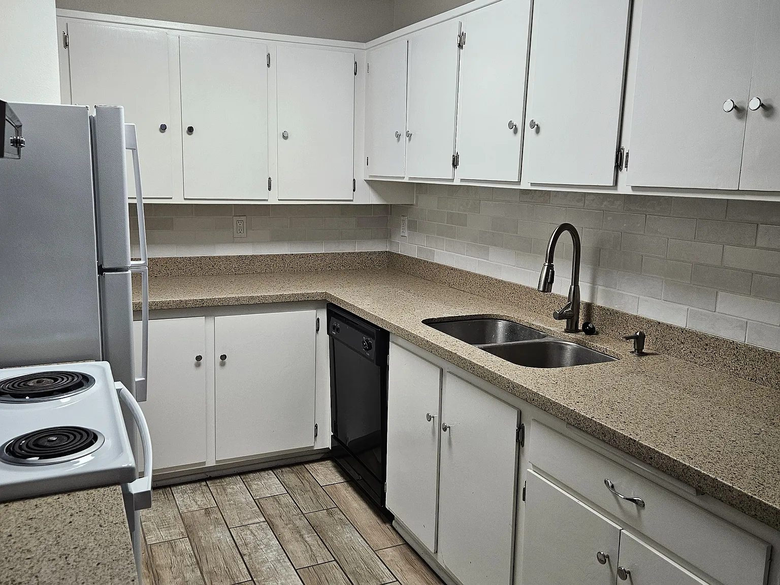 2 bed, 905 sqft, $1,500 — Photo 2