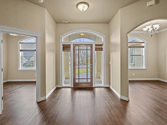 3rd image of 204 Bellerive Dr