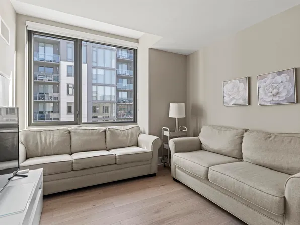 9 Avenue At Port Imperial image 15 of 34