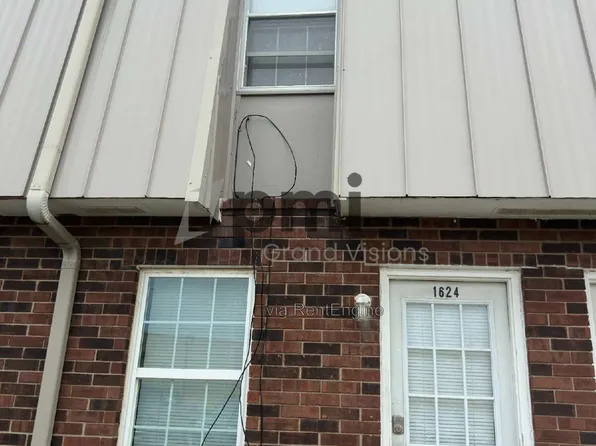 1624 University Dr, Charleston, IL 61920