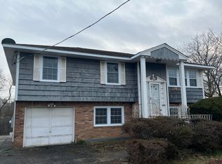 10 Frederick Ave #A, Bay Shore, NY 11706
