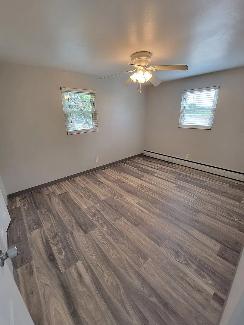 413 S Railroad St — Photo 3