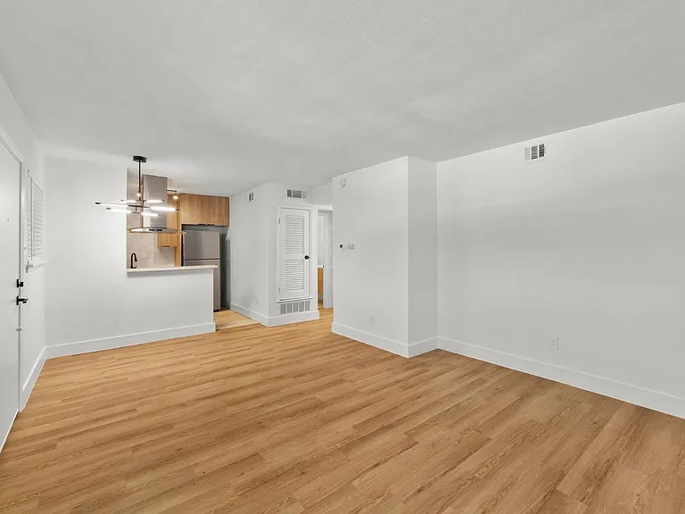 CrestHaus Apartments — Photo 42