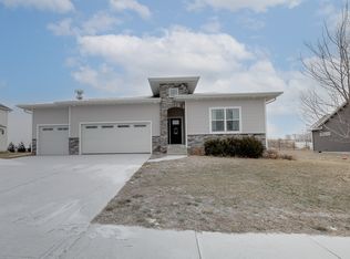 1818 Lakeview Dr, Pella, IA 50219