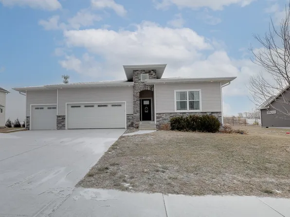 1818 Lakeview Dr, Pella, IA 50219