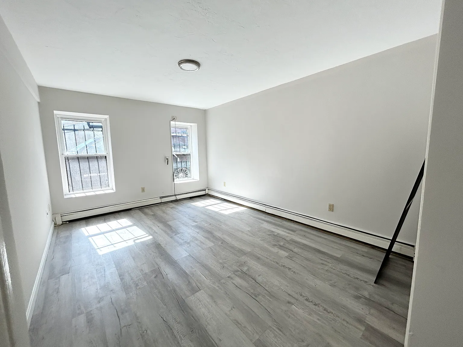 3 bed, 1200 sqft, $4,000 — Photo 2