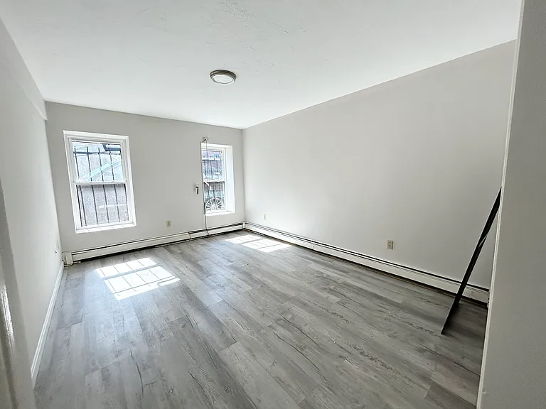 90 Hammond St #2L — Photo 2