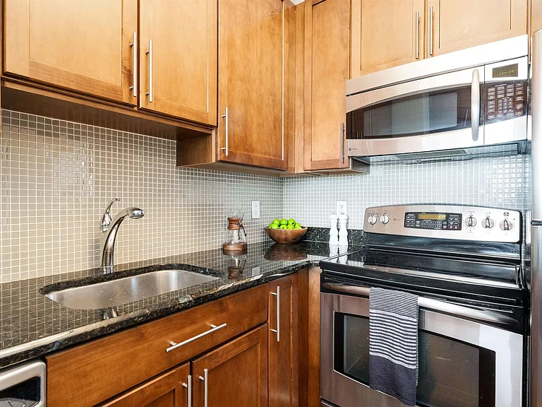 1500 Hudson St #9K — Photo 10