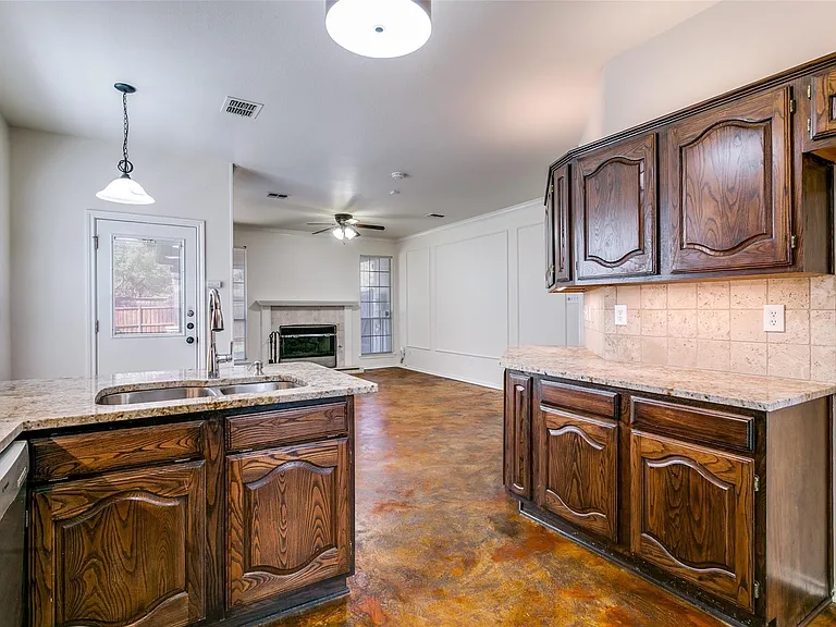 1649 Bennington Dr — Photo 4