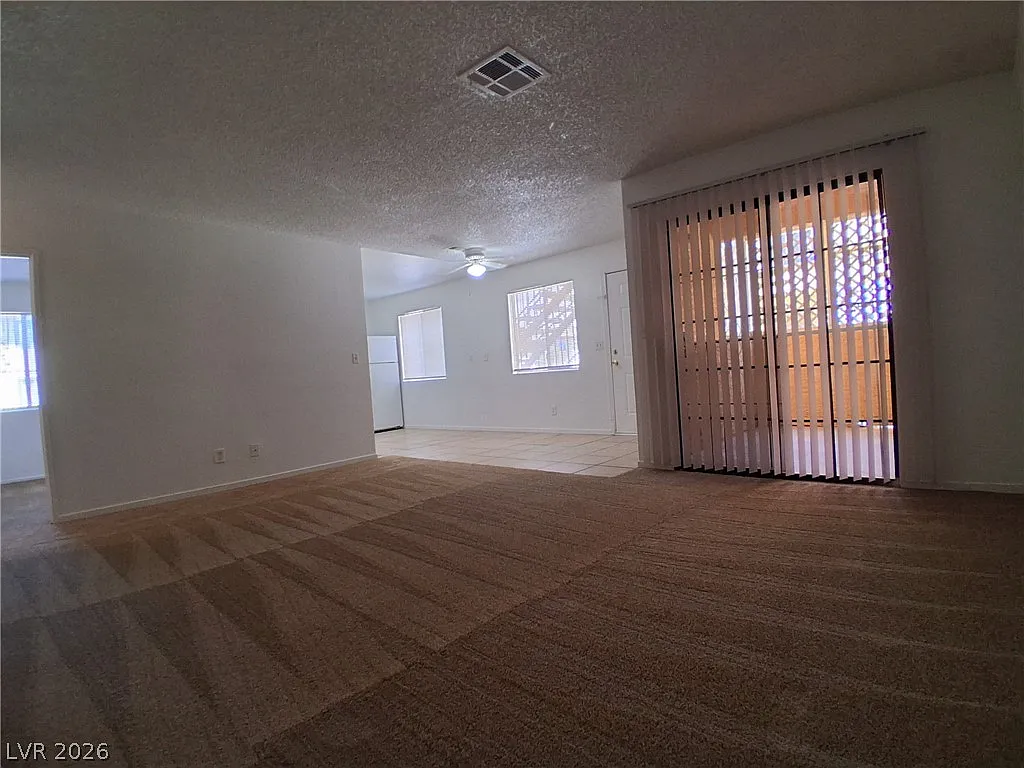 3 bed, 2.0 bath, 4232 sqft, $1,305 — Photo 2
