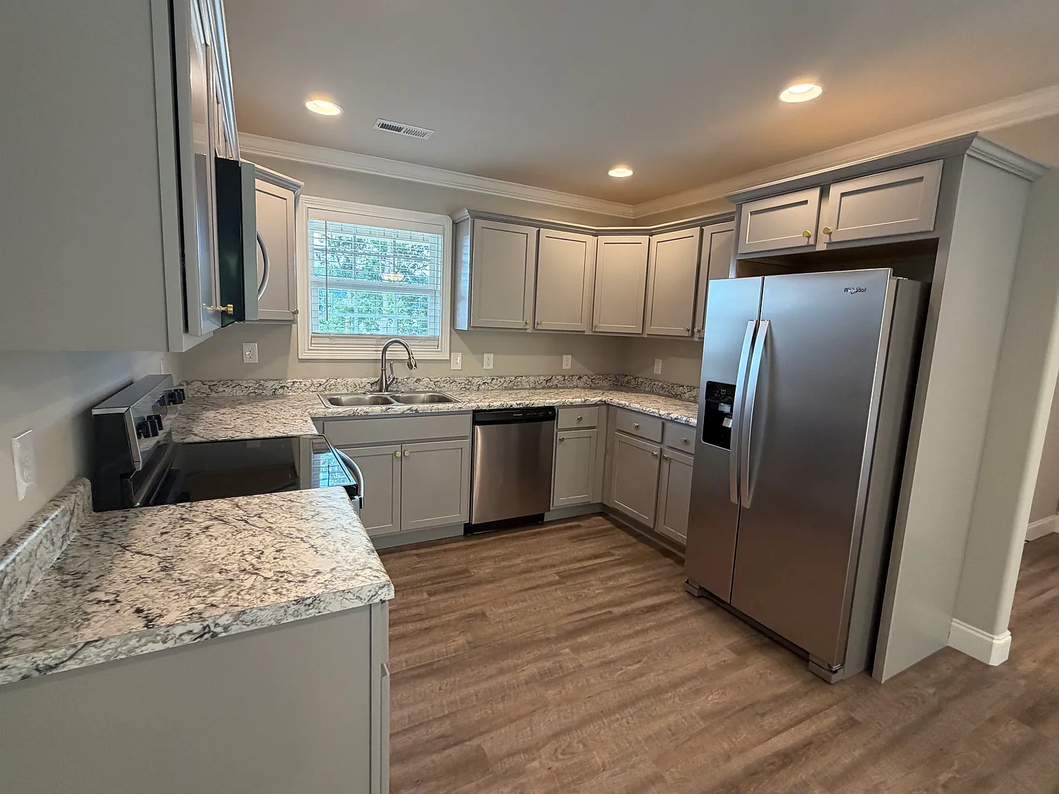 3 bed, 2.5 bath, 1505 sqft, $2,050 — Photo 2