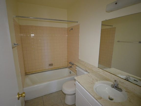 3rd image of 2420 Capistrano Ave