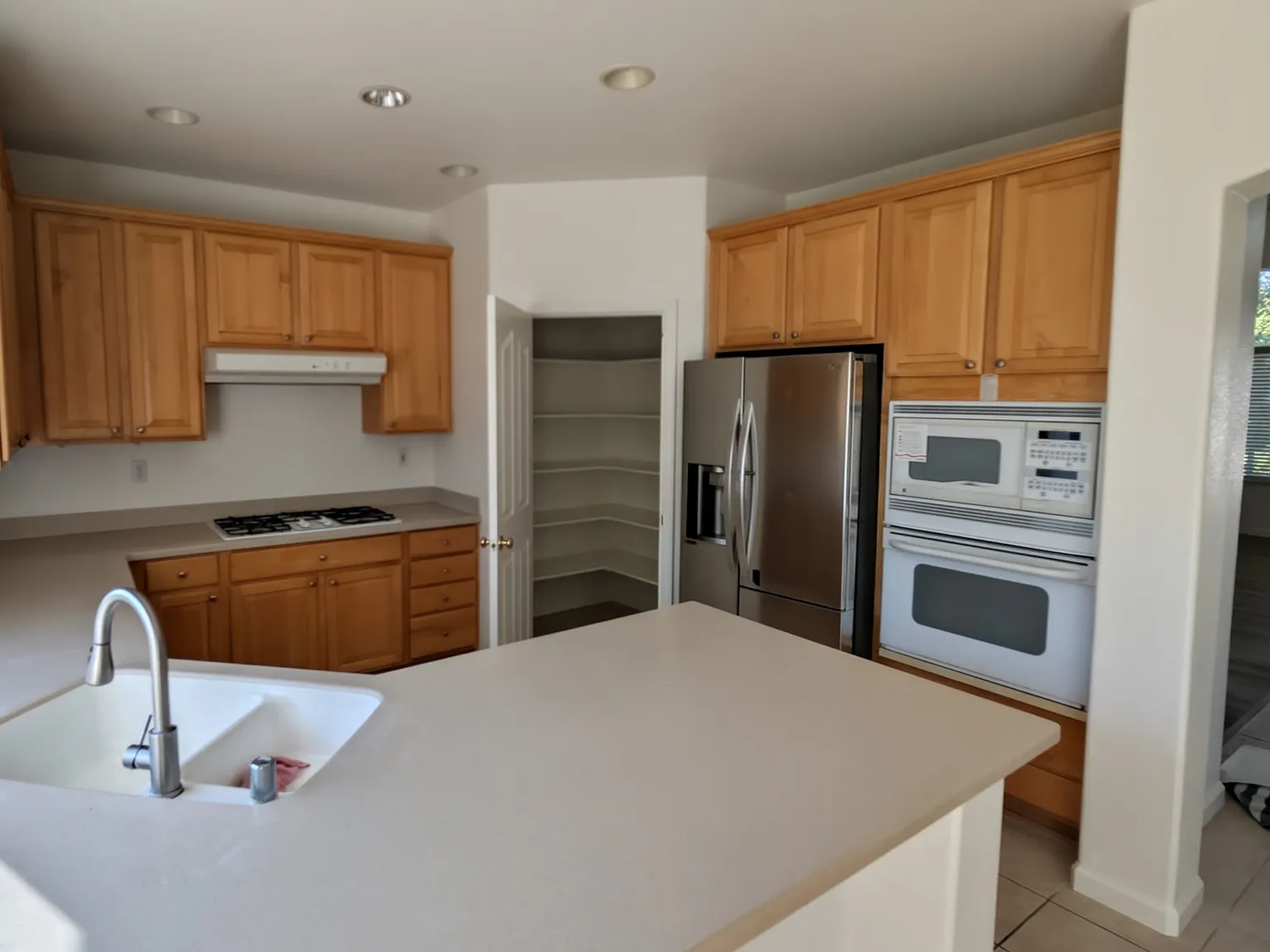 4 bed, 2486 sqft, $3,300 — Photo 4