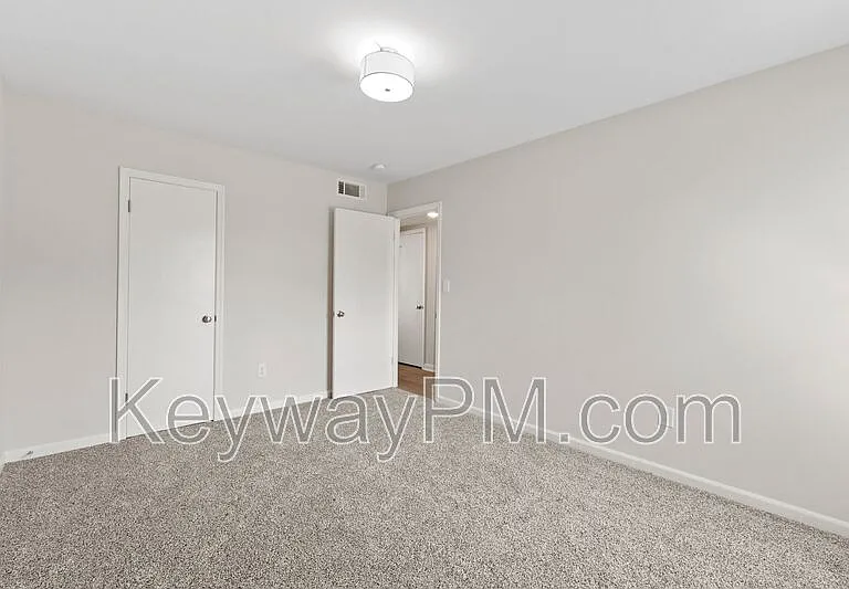 1030 Carriage Dr #D — Photo 10