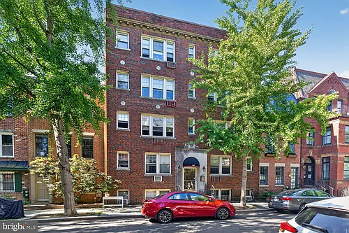 1820 Swann St NW #4 Photo 1