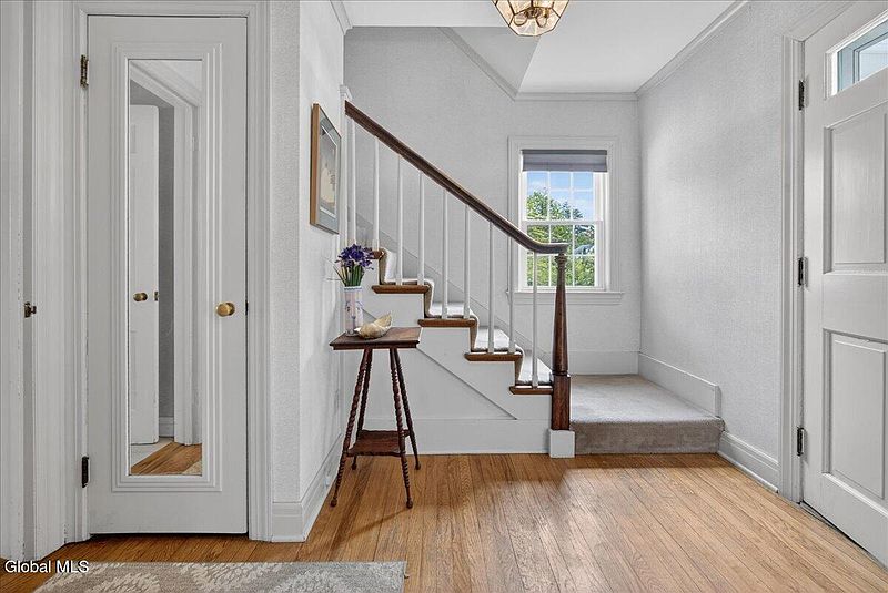 4th image of 25 Pinedale Avenue